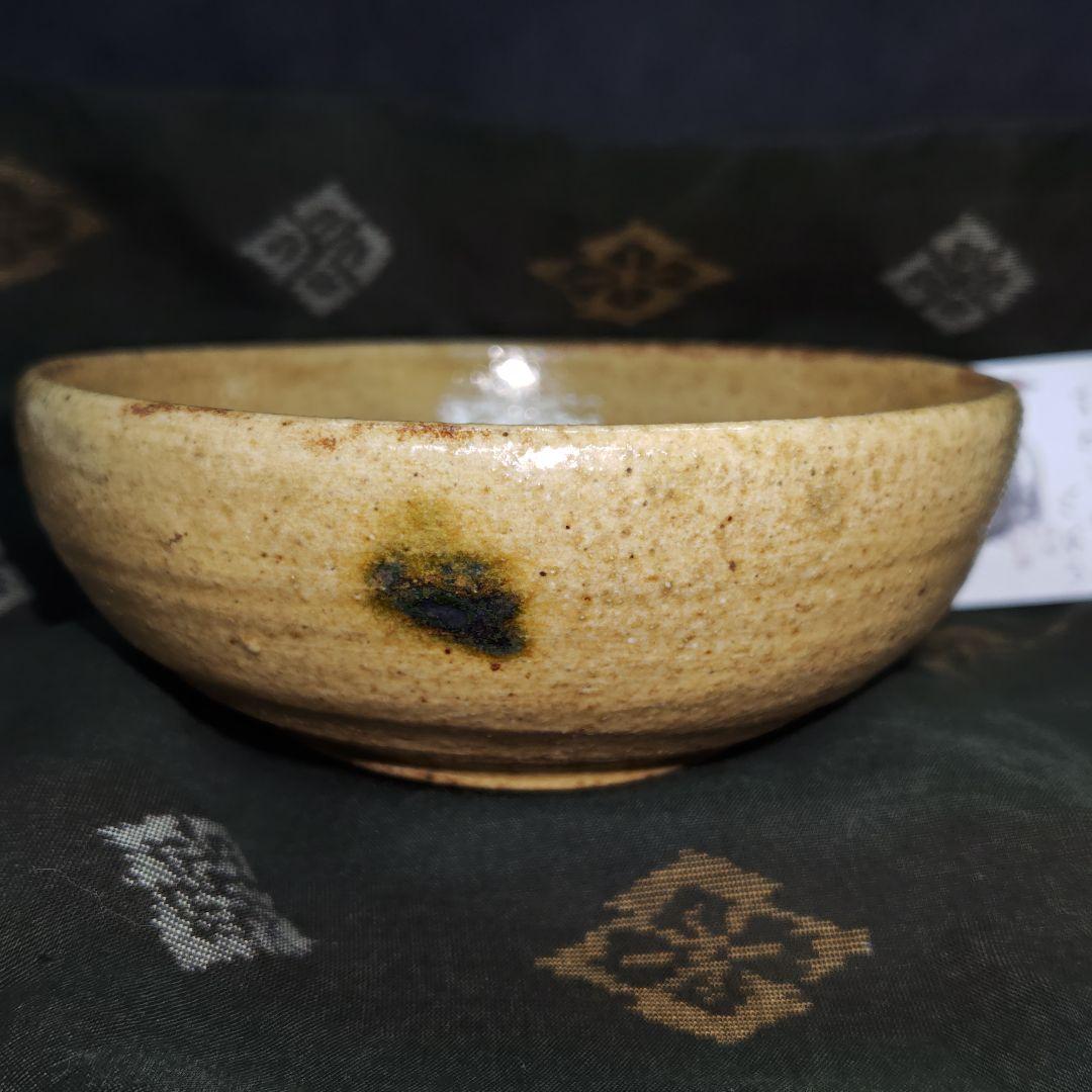 大橋秋二(江戸後期、尾張の名工)作、黄瀬戸平茶碗(元箱、紬包み古布付)