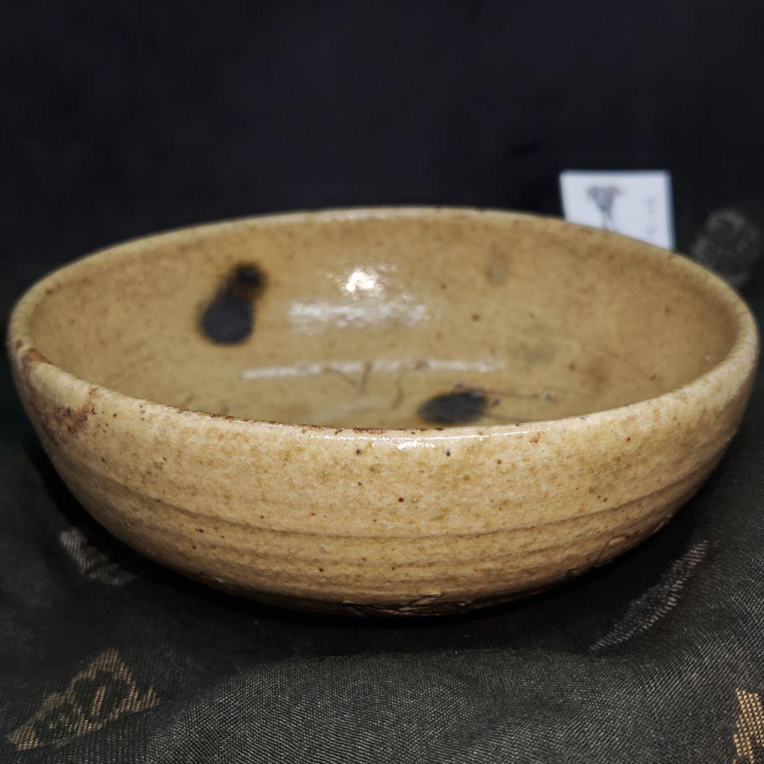 大橋秋二(江戸後期、尾張の名工)作、黄瀬戸平茶碗(元箱、紬包み古布付)