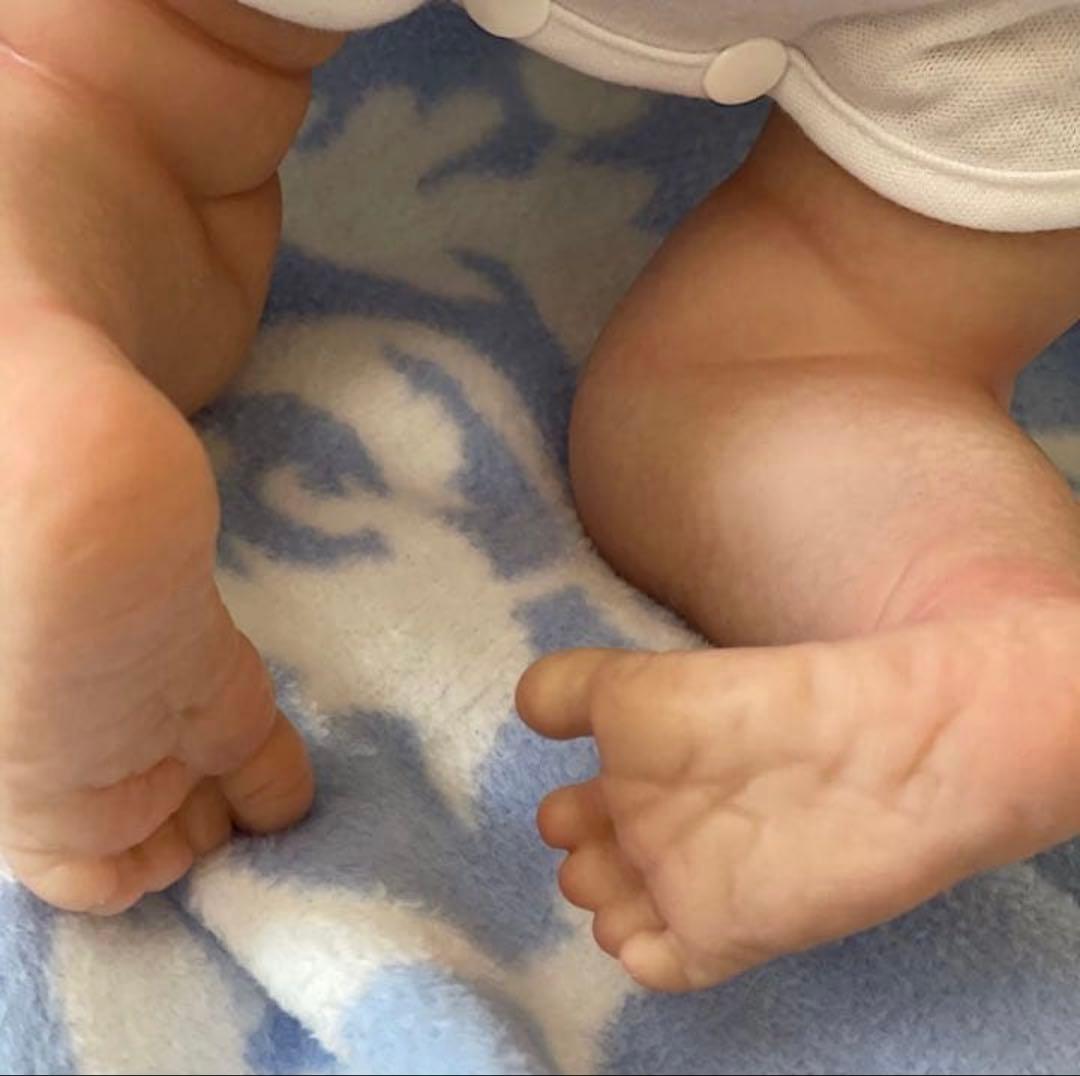 翌日国内発送☆高品質☆リアル☆ リボーンドール抱き人形約45cm 衣装付き女の子