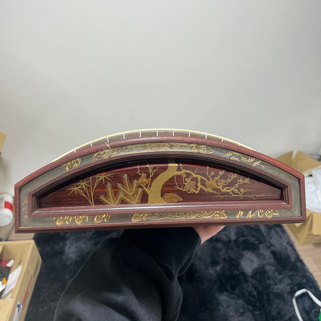 送料無料! 高級 和琴 お箏 綾杉彫り 義伸刀銘 和楽器 弦楽器 雅楽