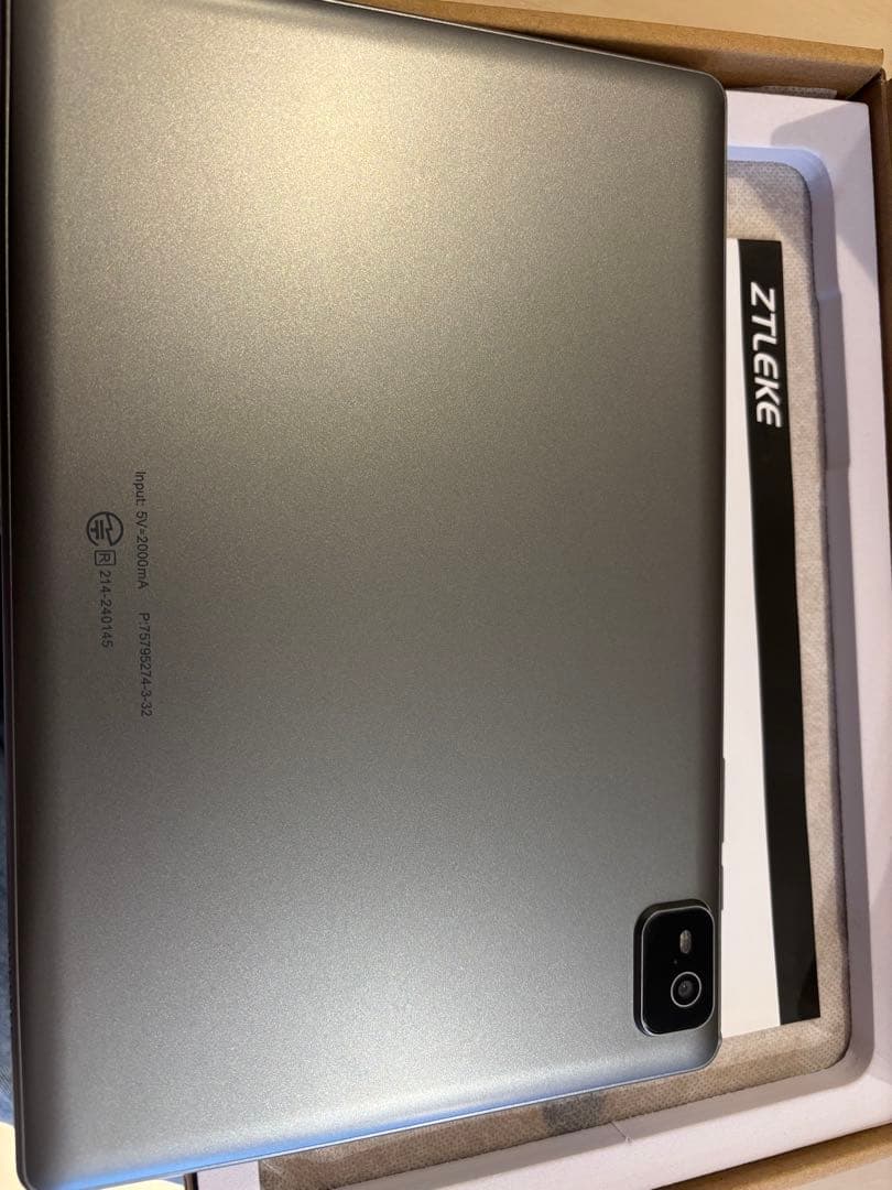 美品　タブレットシルバー　 Android 10インチ　ZTLEKE
