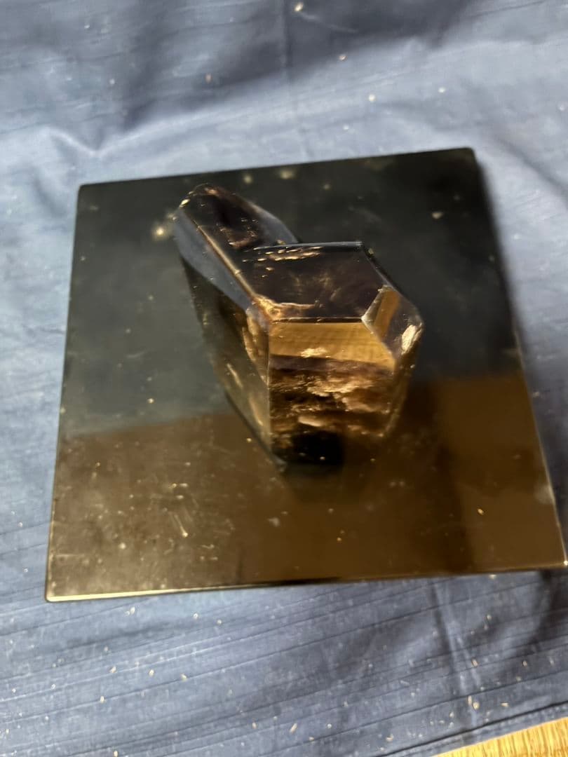 黒水晶　天然石　六角　縁起物置物Ｈ12㎝W 8㎝厚4㎝ 重さ72.3gm 置物