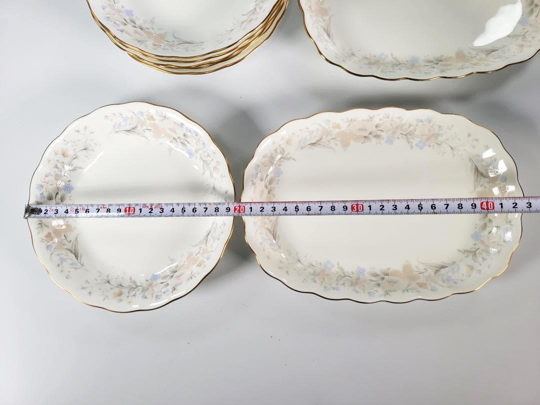 NARUMI　　ボーンチャイナ　小皿６点　大皿２点　希少　花柄　金縁