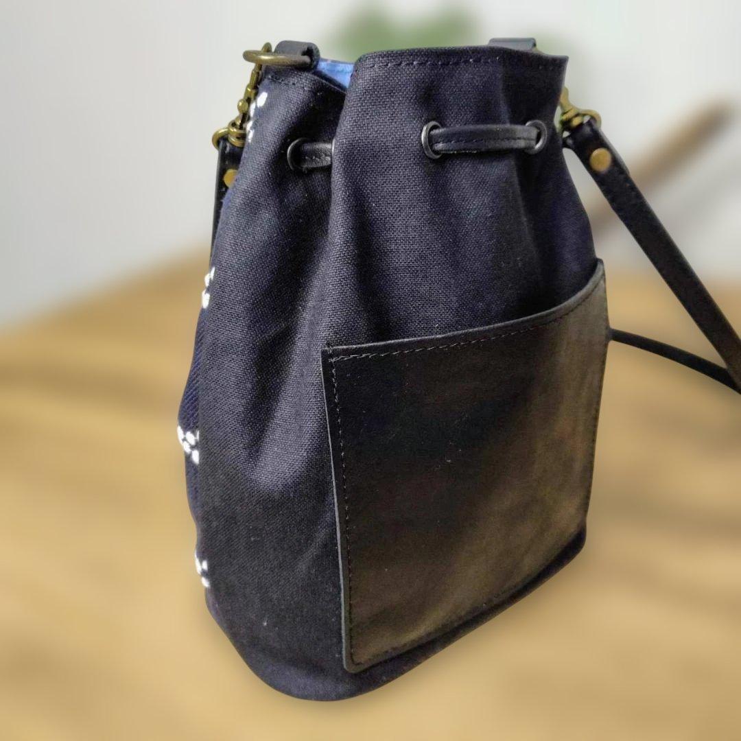 ミナペルホネン/tambourineタンバリンネイビー×白/巾着型ポシェット