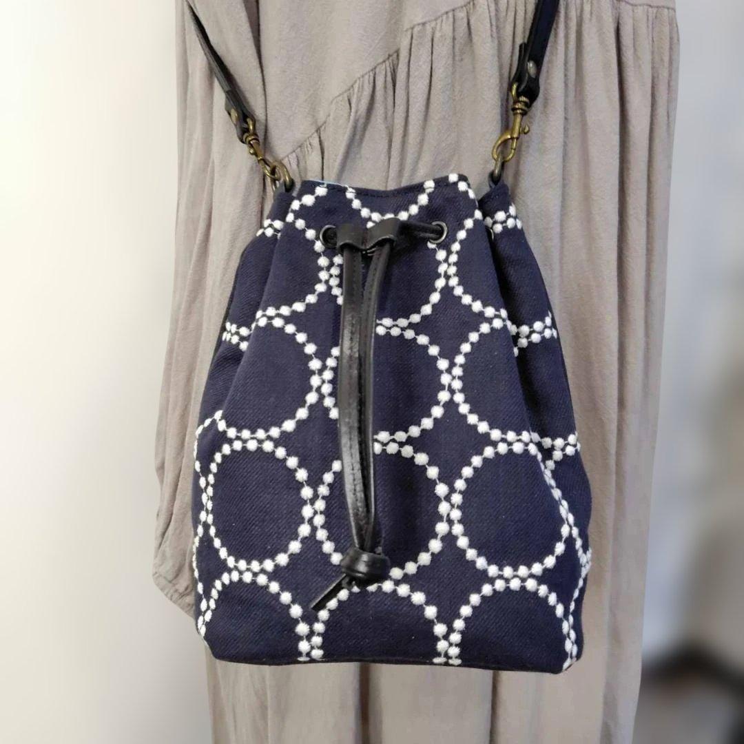 ミナペルホネン/tambourineタンバリンネイビー×白/巾着型ポシェット