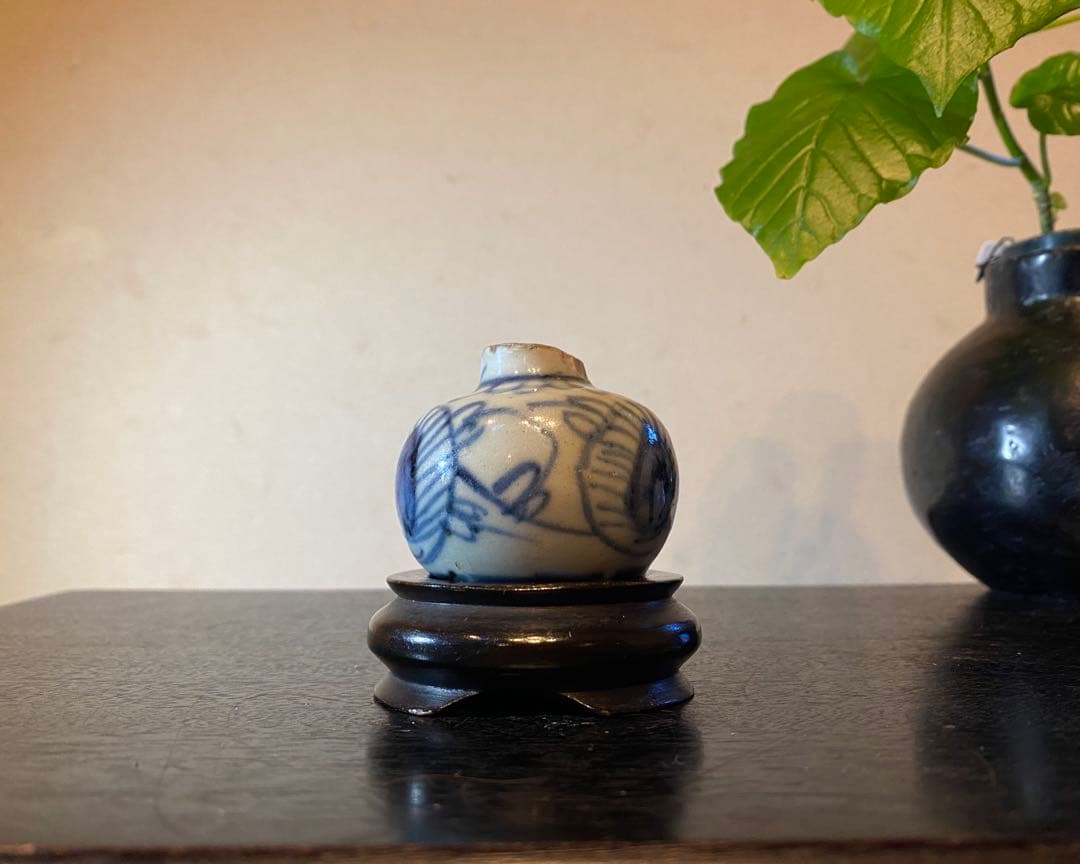 アンティーク・汕頭(スワトウ)染付孔雀文小壼・鑑賞台付・２点セット