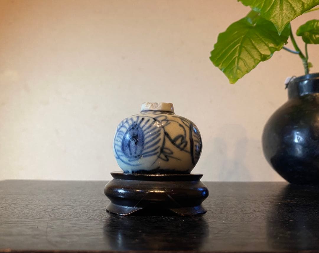 アンティーク・汕頭(スワトウ)染付孔雀文小壼・鑑賞台付・２点セット