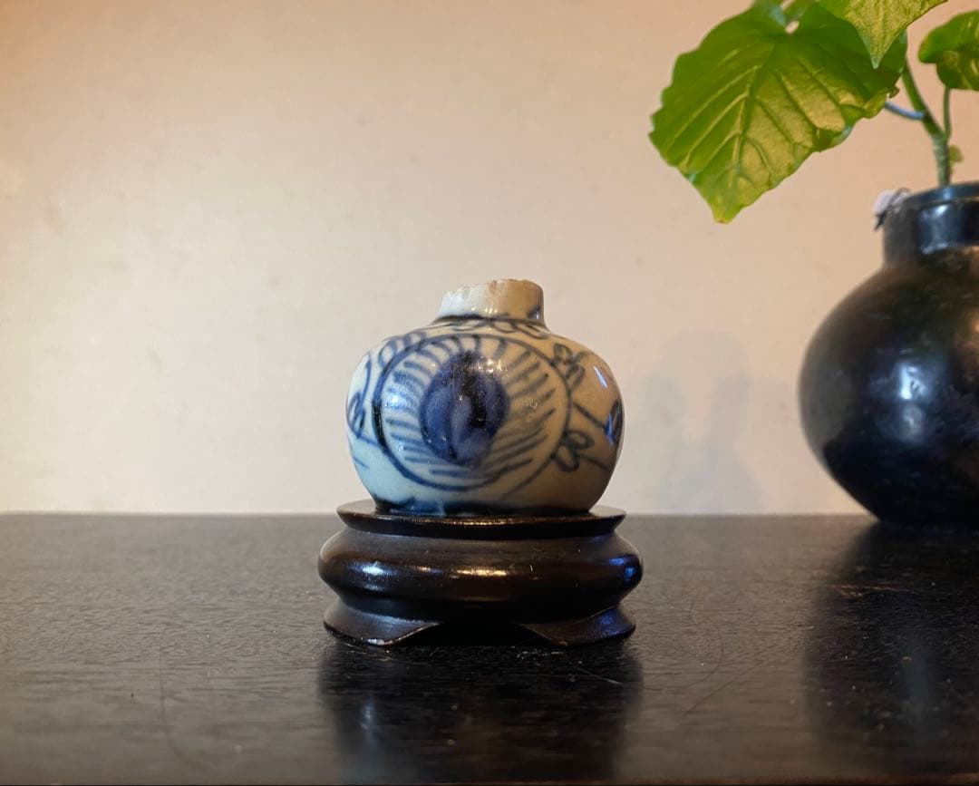 アンティーク・汕頭(スワトウ)染付孔雀文小壼・鑑賞台付・２点セット