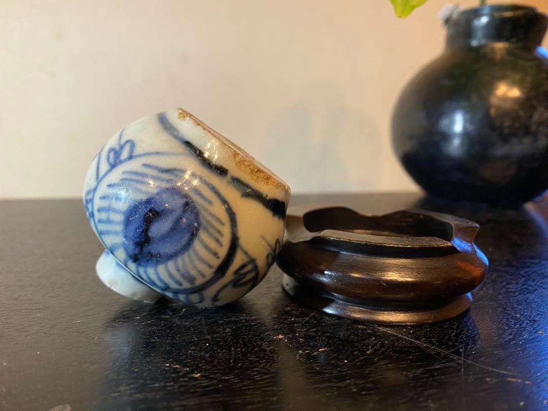 アンティーク・汕頭(スワトウ)染付孔雀文小壼・鑑賞台付・２点セット