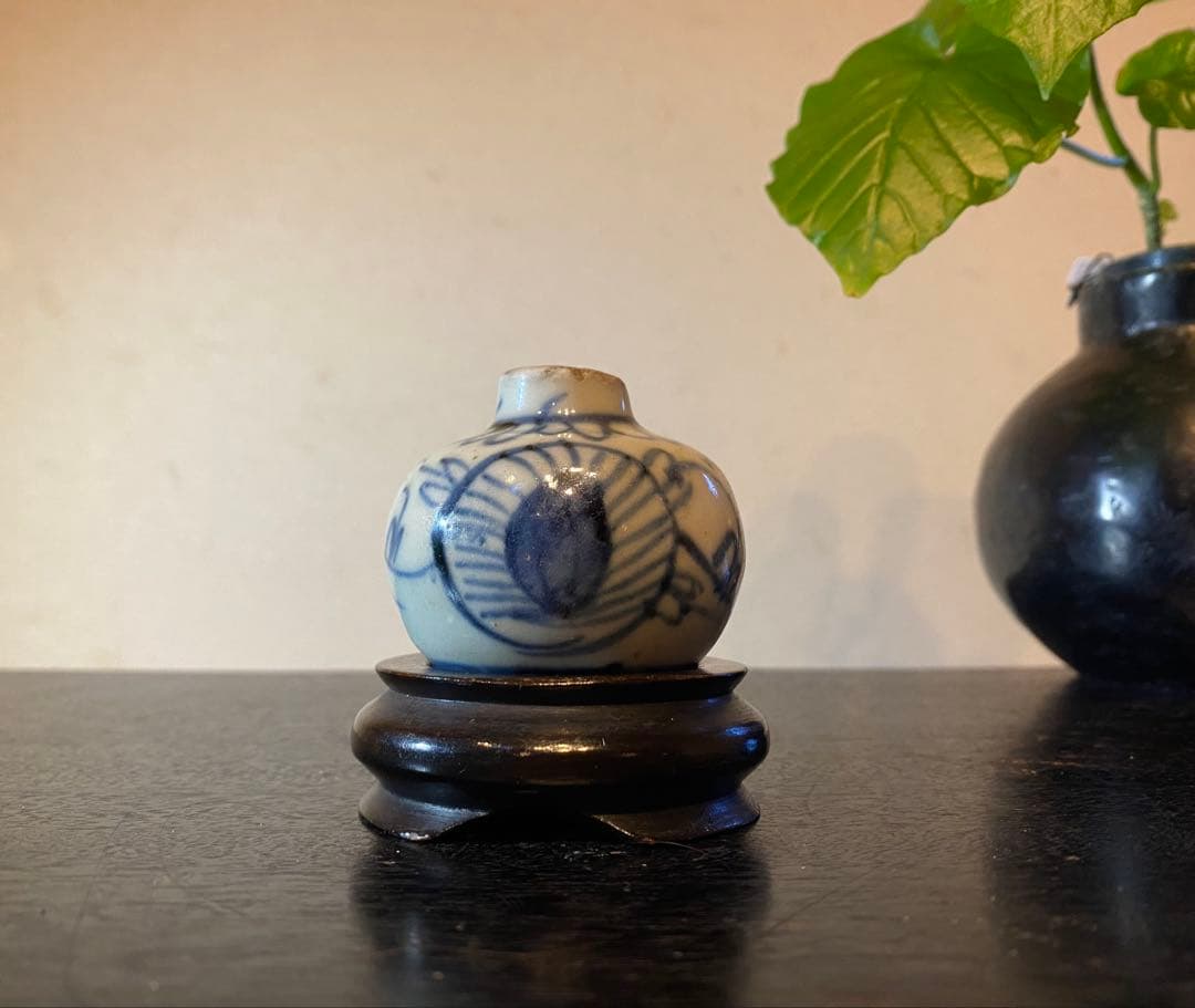 アンティーク・汕頭(スワトウ)染付孔雀文小壼・鑑賞台付・２点セット