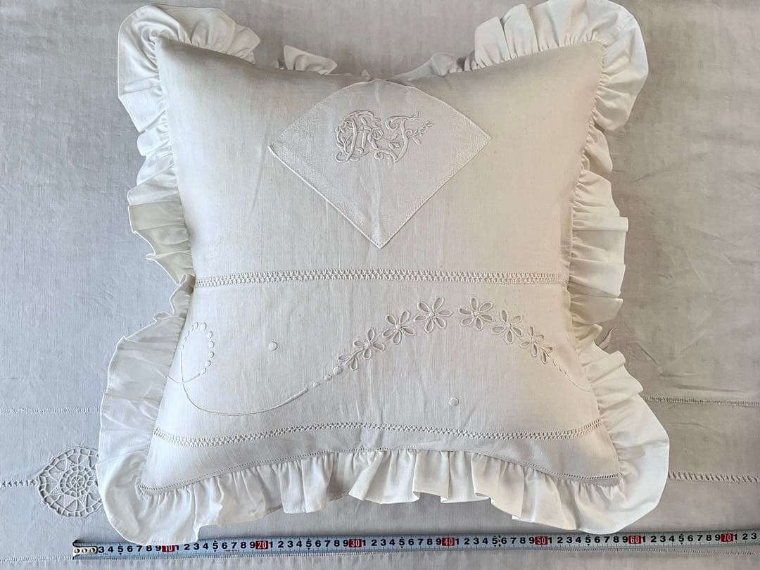 【美品】フランスアンティーク MJ花文字手刺繍 フリルクッションカバー