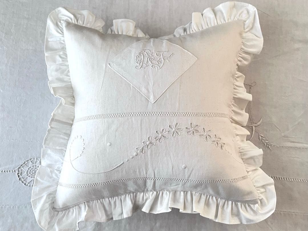 【美品】フランスアンティーク MJ花文字手刺繍 フリルクッションカバー