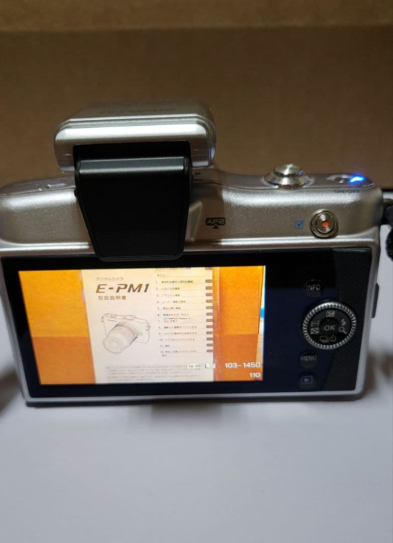 OLYMPUS ミラーレス一眼カメラ シルバー