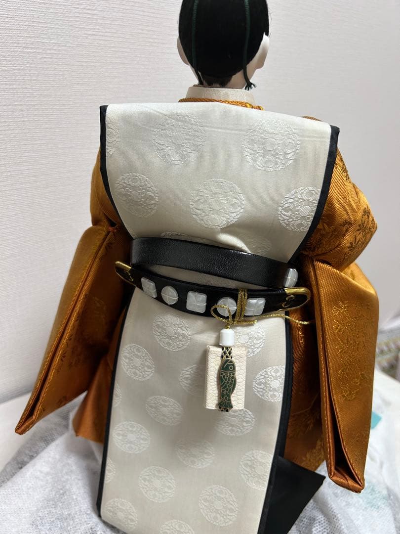 伝統的な金色の雛人形