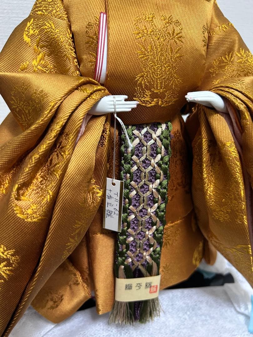 伝統的な金色の雛人形
