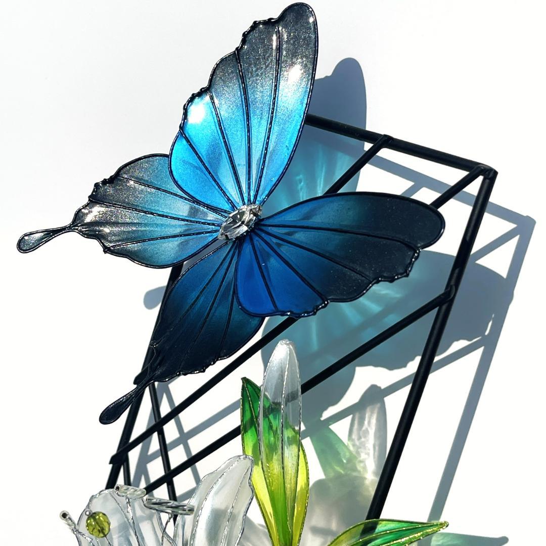 蝶が舞う百合のワイヤーフレーム【白×黄緑・インテリア・シルバーワイヤー】