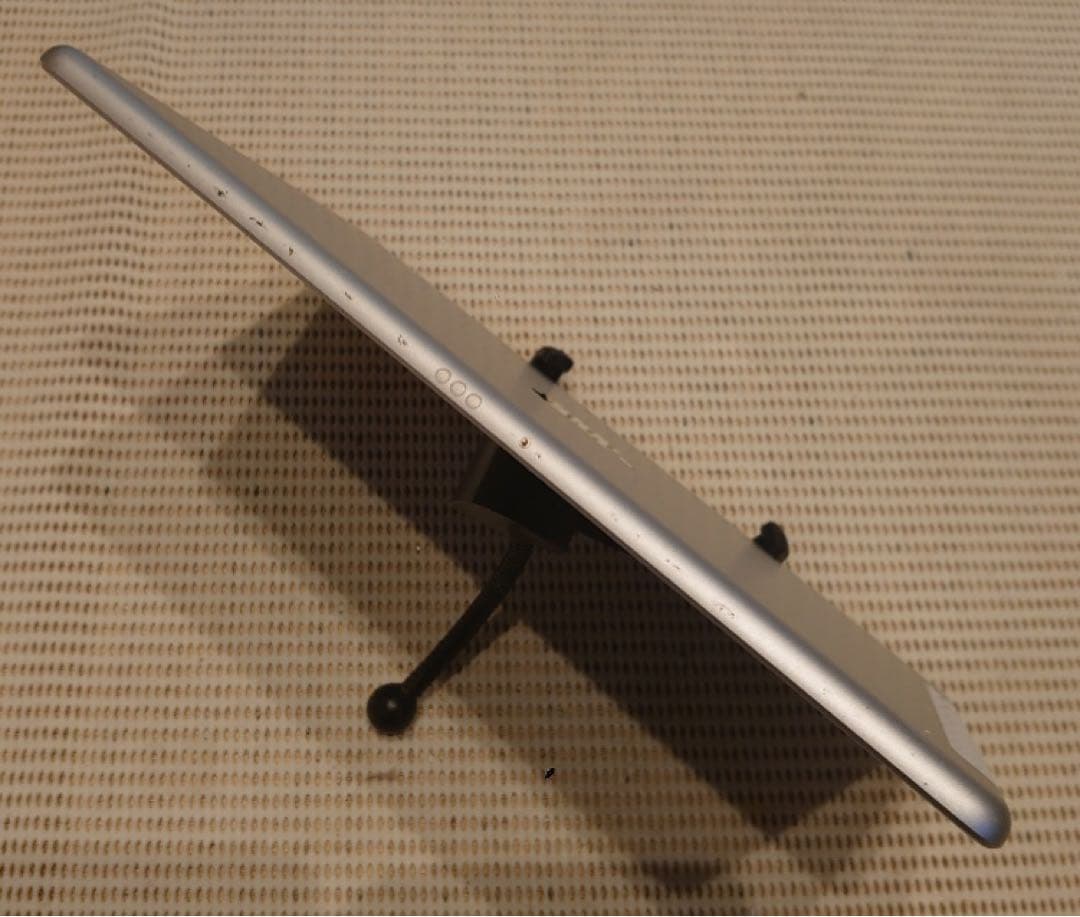 完動品SIMフリーiPad第7世代(A2198)本体32GB送料込KMDFV