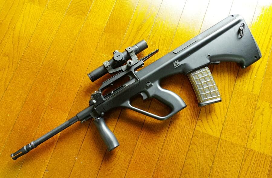 東京マルイ ステアーAUG 330連マガジンとドットサイト付き