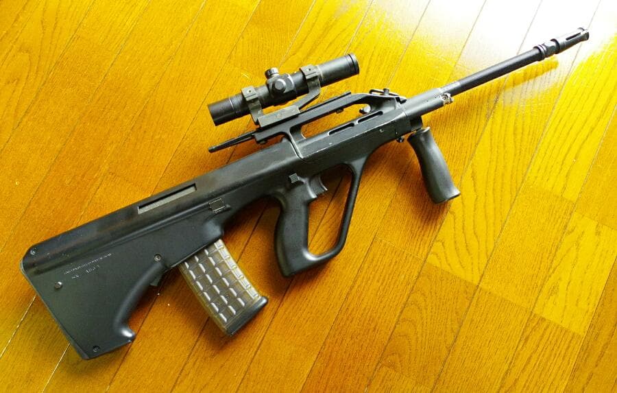 東京マルイ ステアーAUG 330連マガジンとドットサイト付き