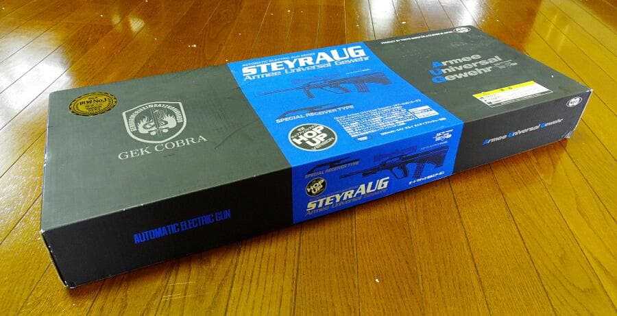 東京マルイ ステアーAUG 330連マガジンとドットサイト付き