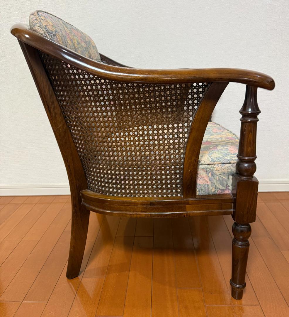 カリモク家具コロニアルシリーズのアームチェア（肘掛椅子）１脚（Ａ）