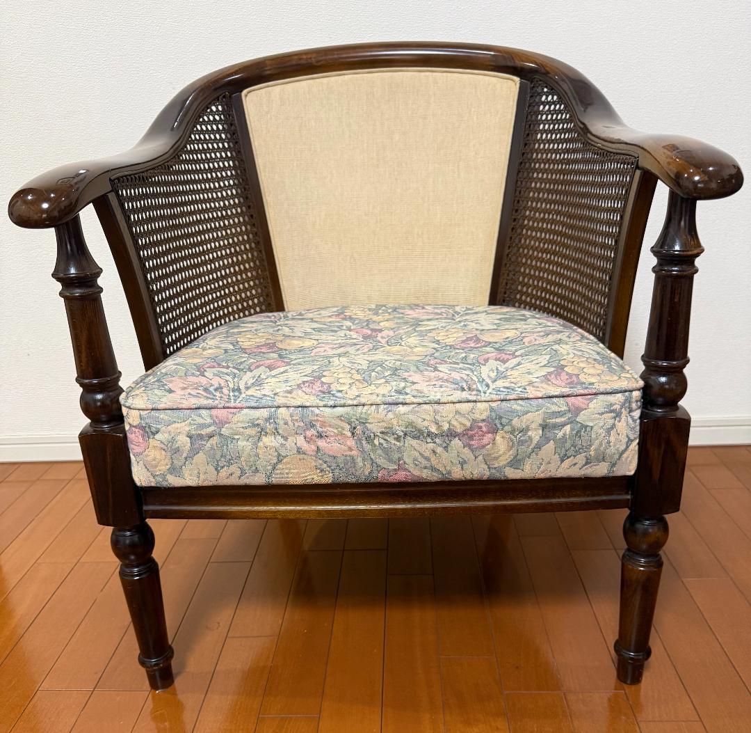 カリモク家具コロニアルシリーズのアームチェア（肘掛椅子）１脚（Ａ）