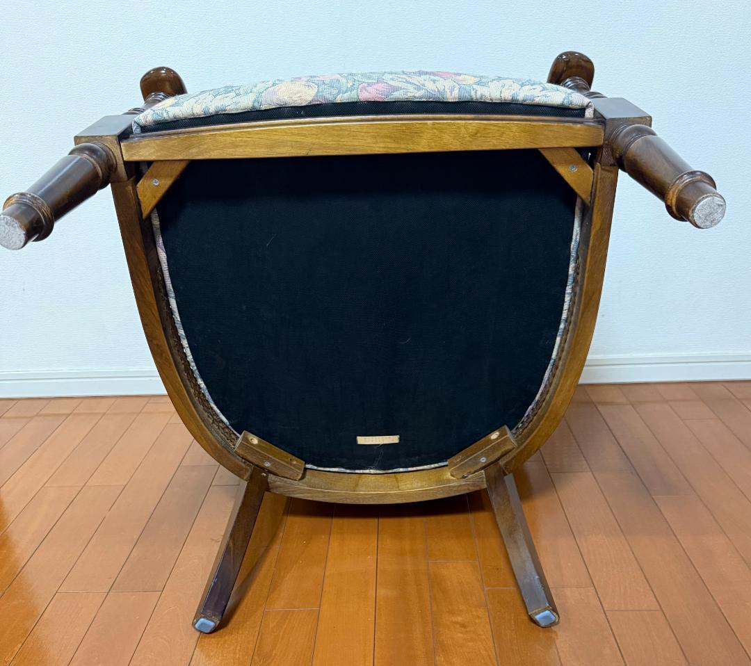 カリモク家具コロニアルシリーズのアームチェア（肘掛椅子）１脚（Ａ）