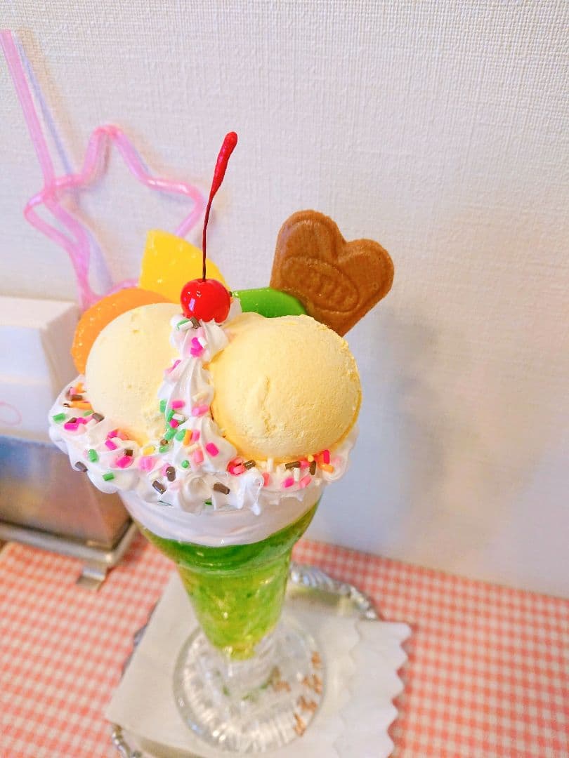 昭和レトロ 純喫茶の大きいクリームソーダパフェ 食品サンプルフェイクスイーツ