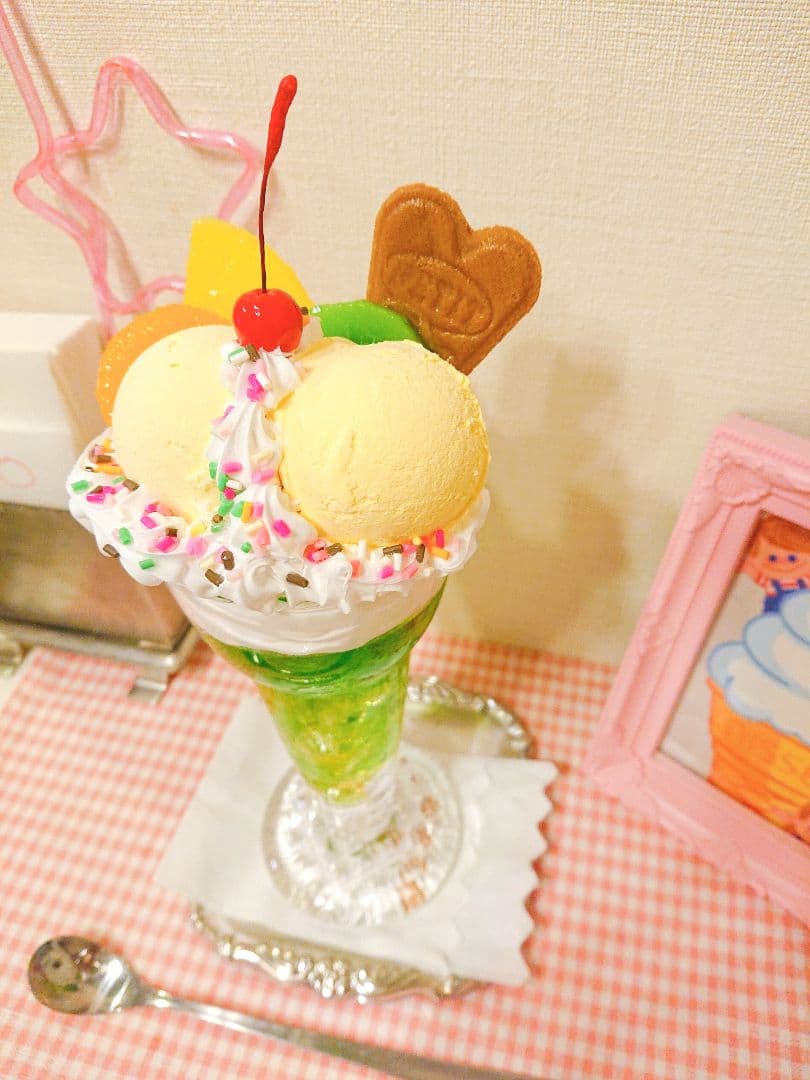 昭和レトロ 純喫茶の大きいクリームソーダパフェ 食品サンプルフェイクスイーツ