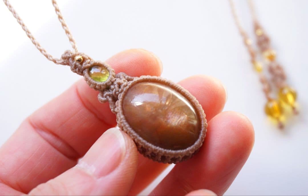 大粒サンストーン　ペリドット　太陽の　マクラメ　ネックレス