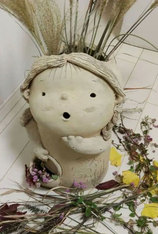 素焼き人形 花かごを持った三つ編みの女のこ