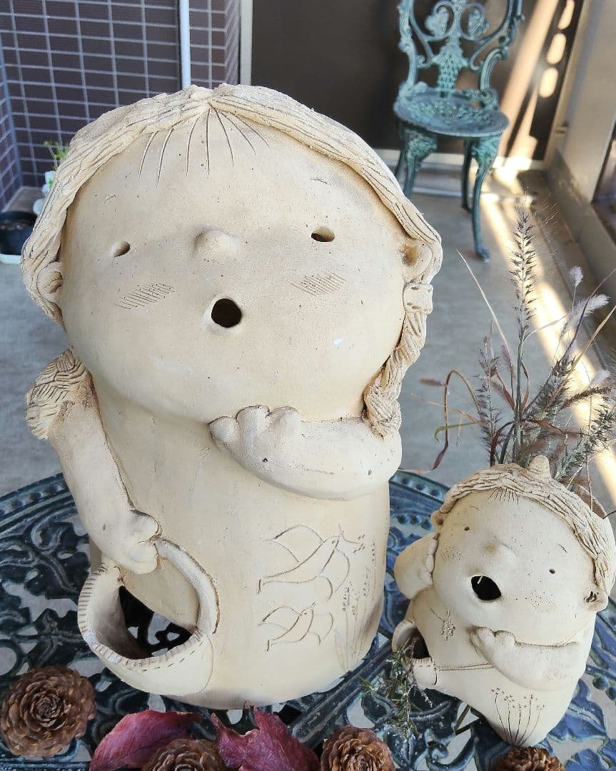 素焼き人形 花かごを持った三つ編みの女のこ