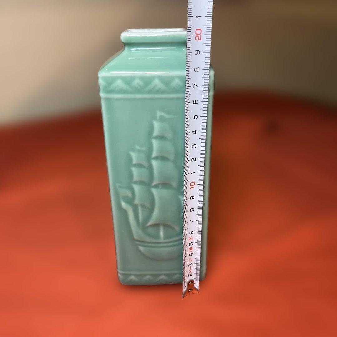 深川製磁「青磁帆船彫角形花瓶」