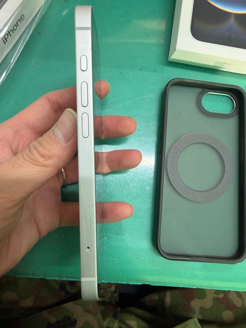 美品　iPhone16e 126GB