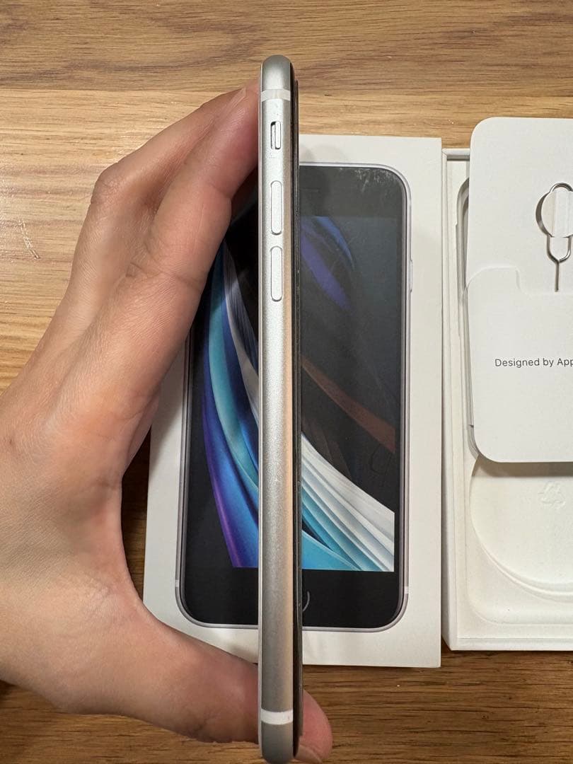 Apple iPhone SE (第2世代) ブラック/ホワイト 本体