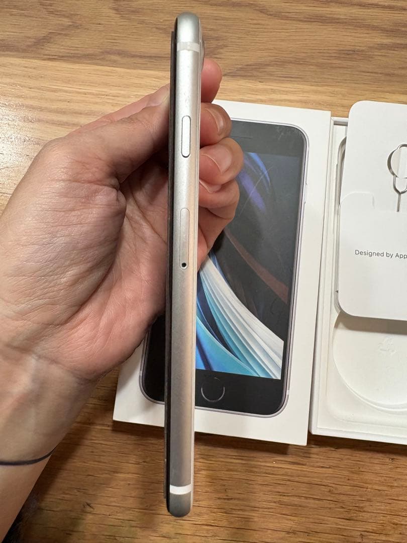 Apple iPhone SE (第2世代) ブラック/ホワイト 本体