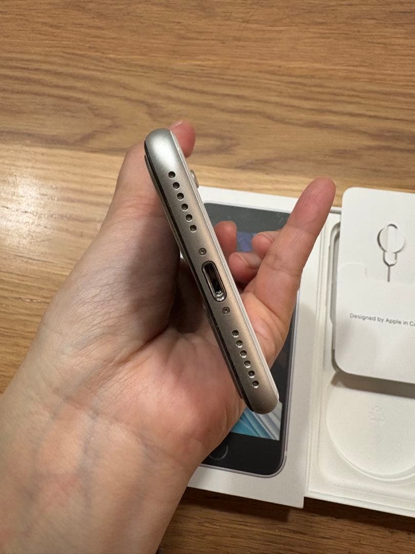 Apple iPhone SE (第2世代) ブラック/ホワイト 本体