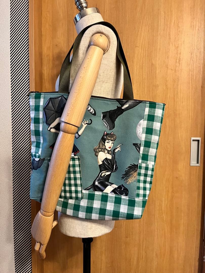 ハロウィンLADYのファスナートートBAG A4対応　肩掛けok