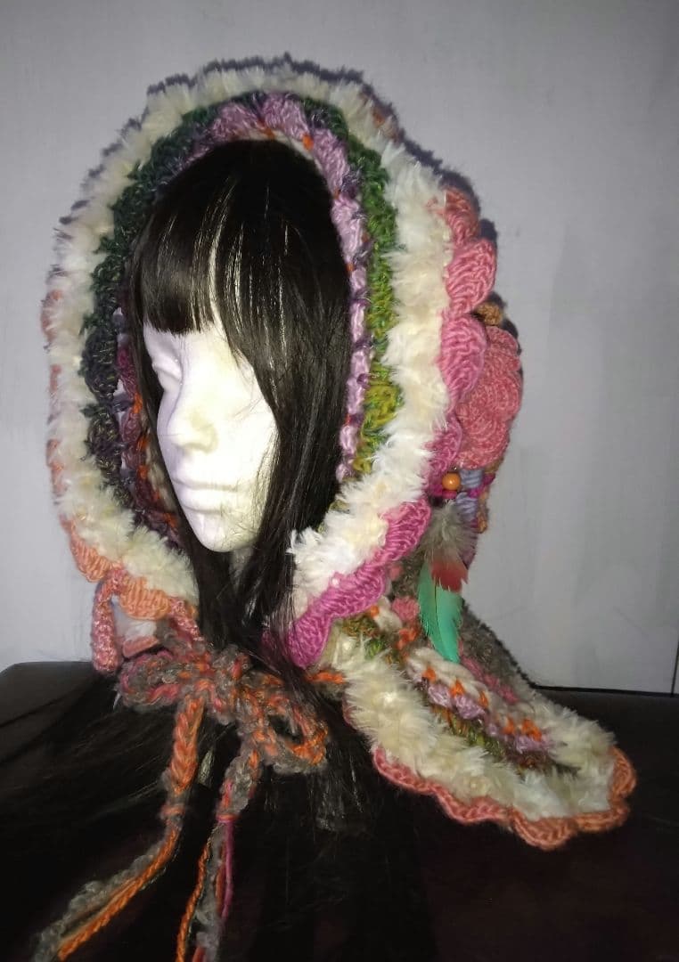 お花モチーフ羽根アクセサリー付きフード帽子、ボンネット風帽子ハンドメイド
