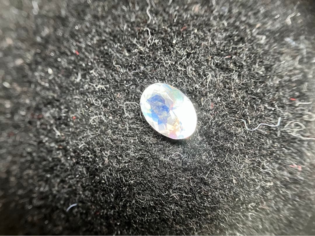 レインボームーンストーン　イロドリストーン　0.34ct