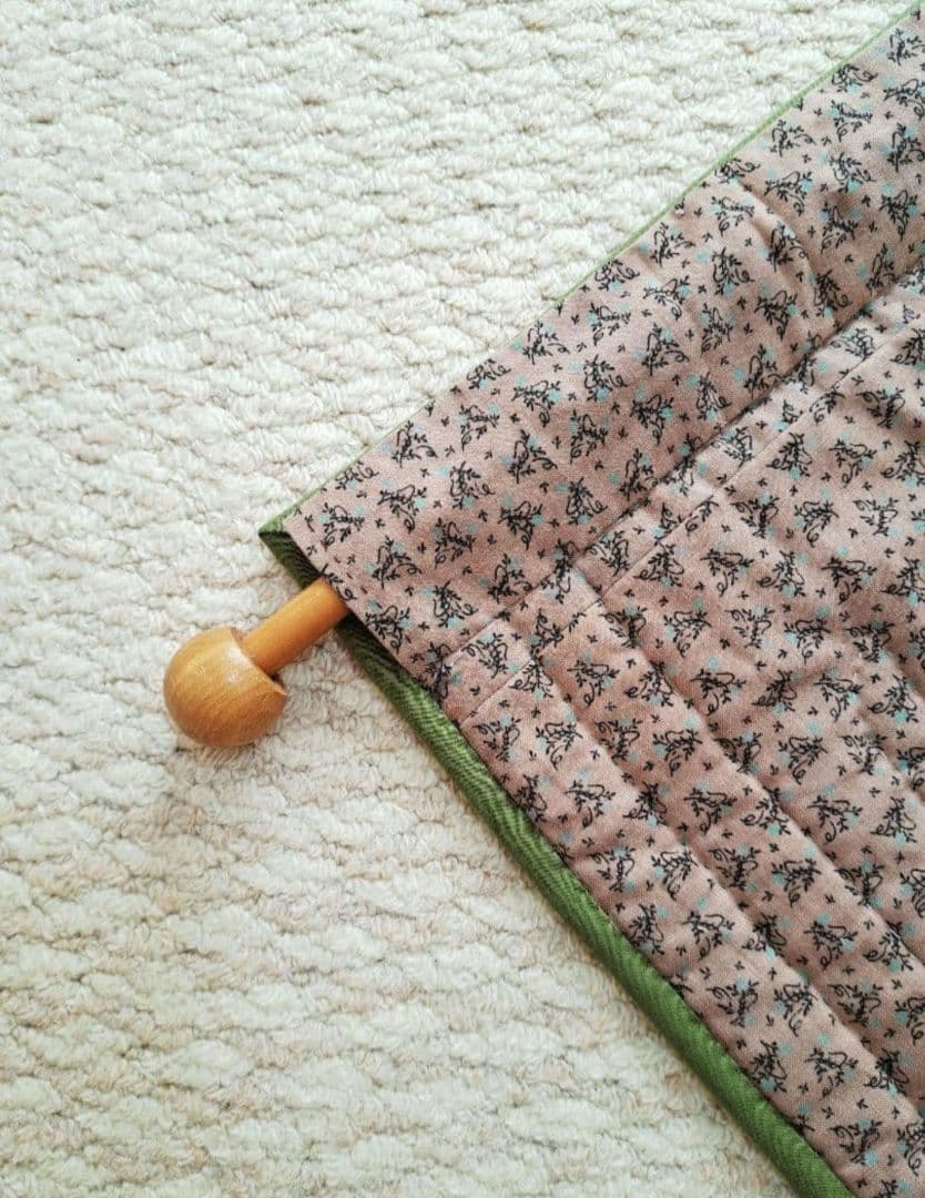 ハンドメイド　パッチワークタペストリー　ひまわりと3人のこびとたち