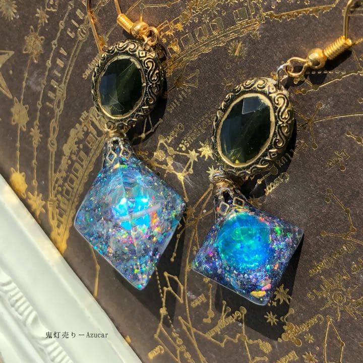 宇宙と星屑閉じ込めた蓄光フローライトピアス　イヤリング