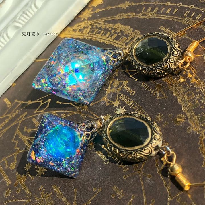宇宙と星屑閉じ込めた蓄光フローライトピアス　イヤリング