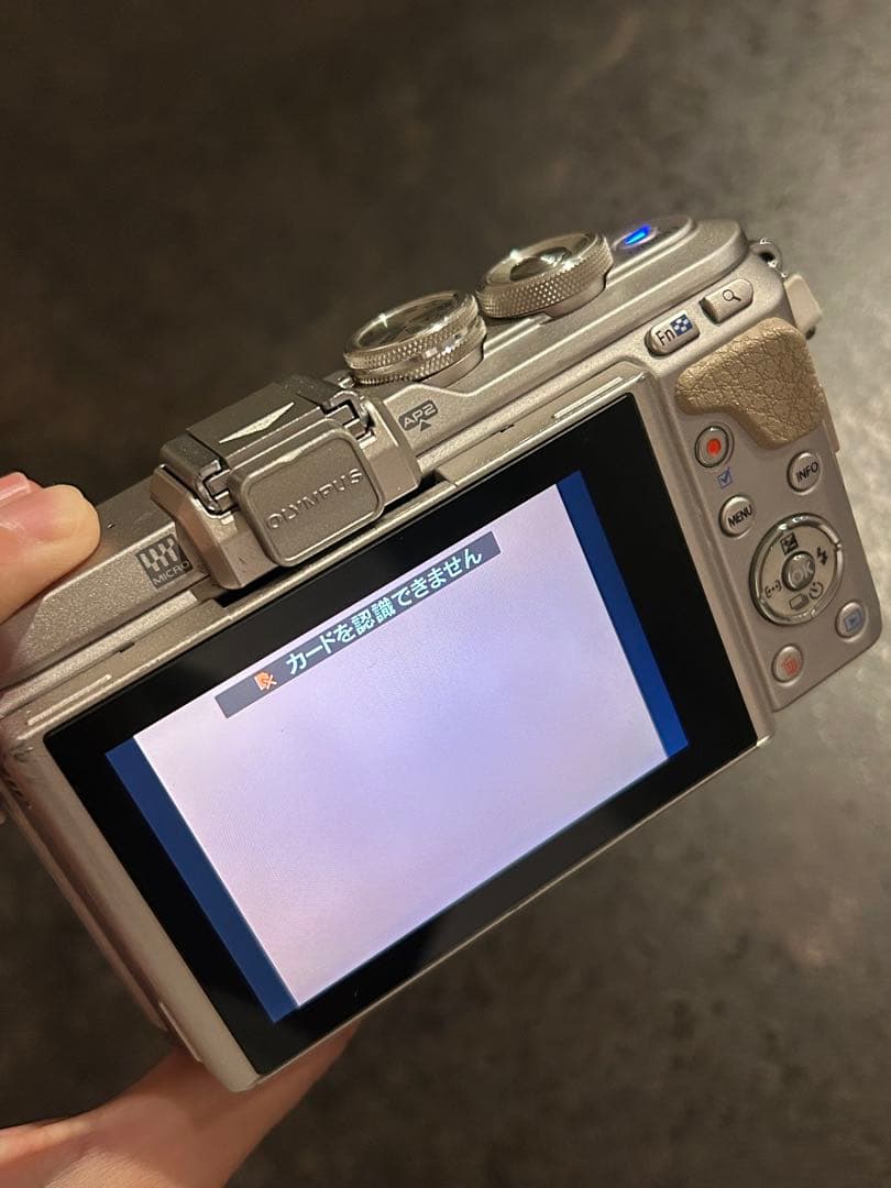 OLYMPUS　E-PL8 ホワイト【レンズなし】