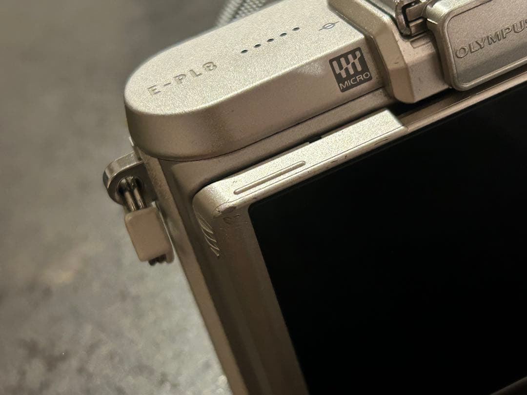 OLYMPUS　E-PL8 ホワイト【レンズなし】