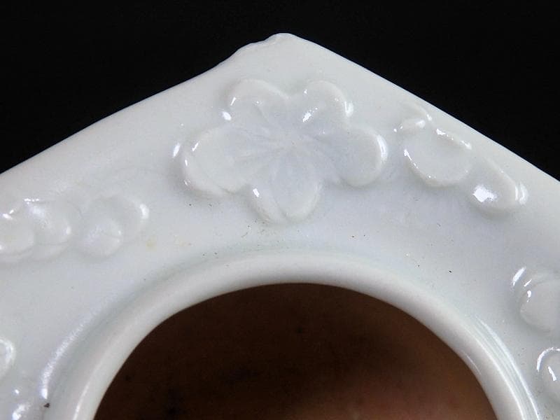 古伊万里　白磁　壺型　陽刻　梅花の図　六角　盃台　D193AS-CGn
