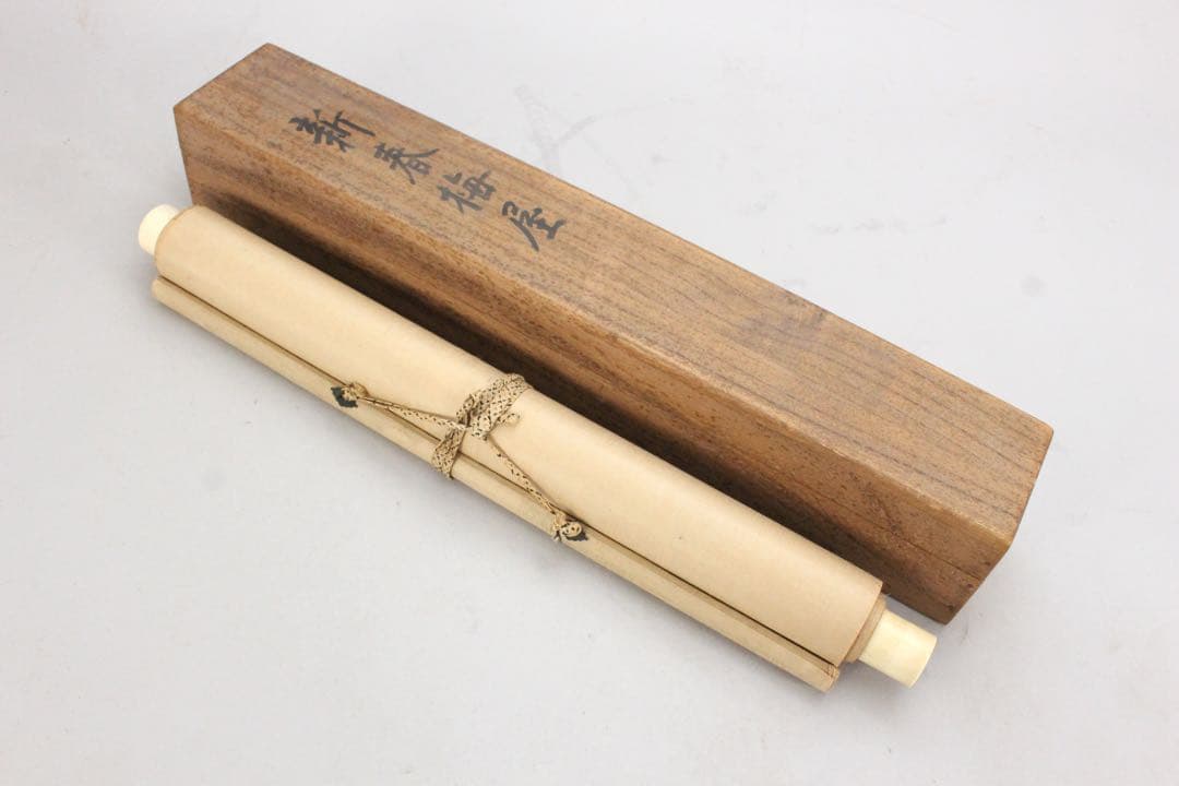 No5403 掛軸　成宮東湖　「新春梅屋」　山水図　絹本着色　共箱　送料無料