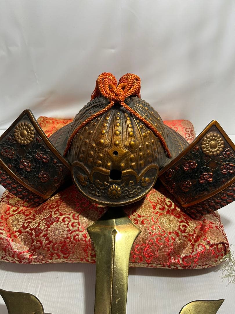 時代物 金属製 兜飾り 重量約9kg 座布団付 古美術