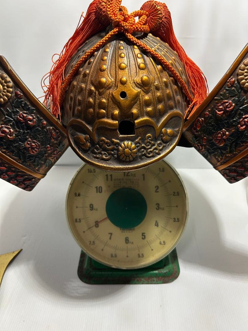 時代物 金属製 兜飾り 重量約9kg 座布団付 古美術