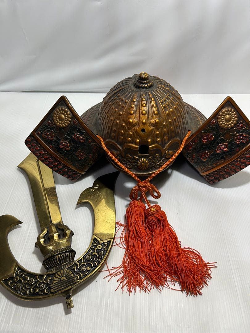 時代物 金属製 兜飾り 重量約9kg 座布団付 古美術